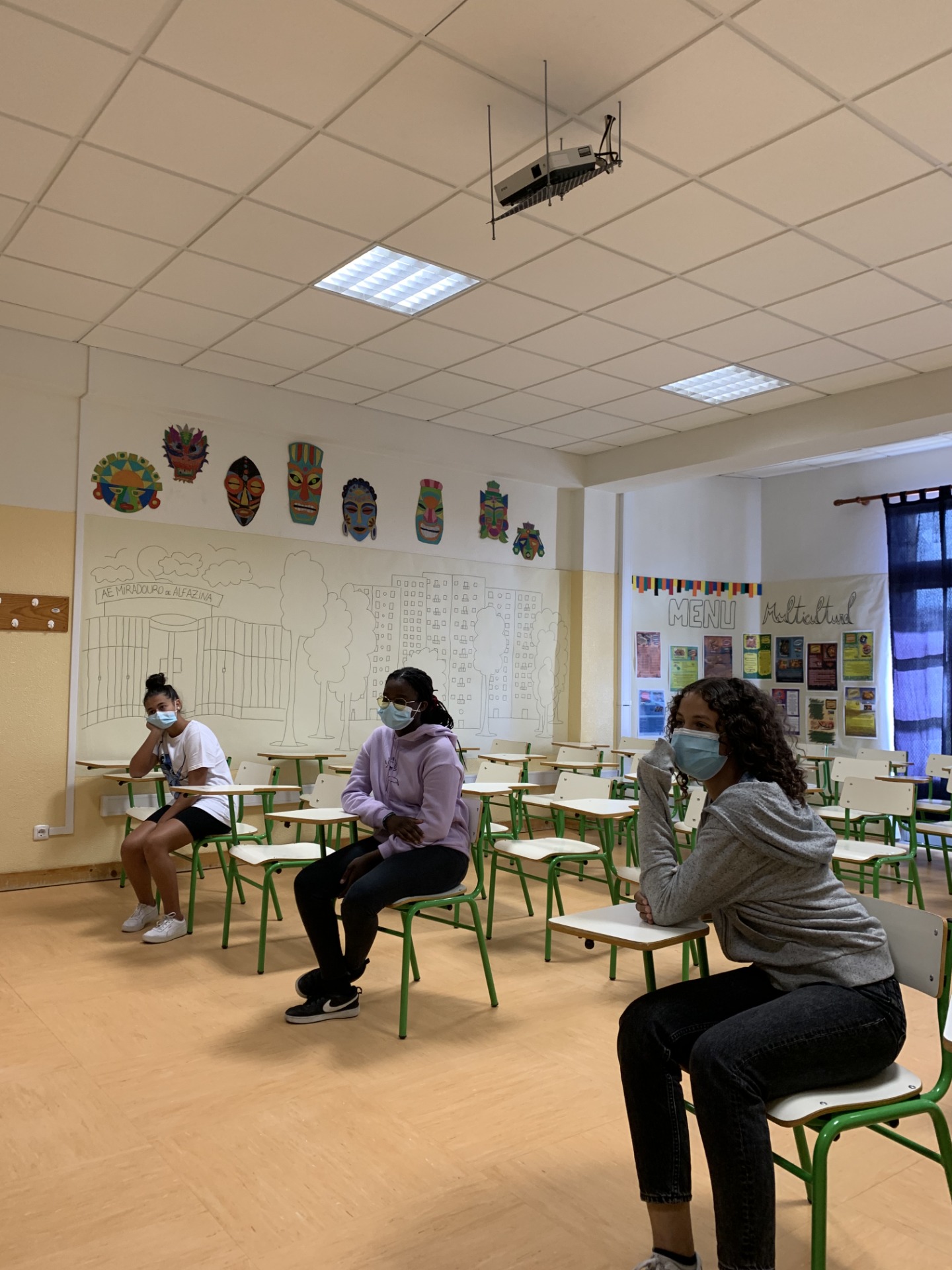 Indira Soares, pela turma 9.ºA; Jacira Alviza pela turma 9.ºB e Débora Lopes, pela turma 7.ºA (da esquerda para a direita)