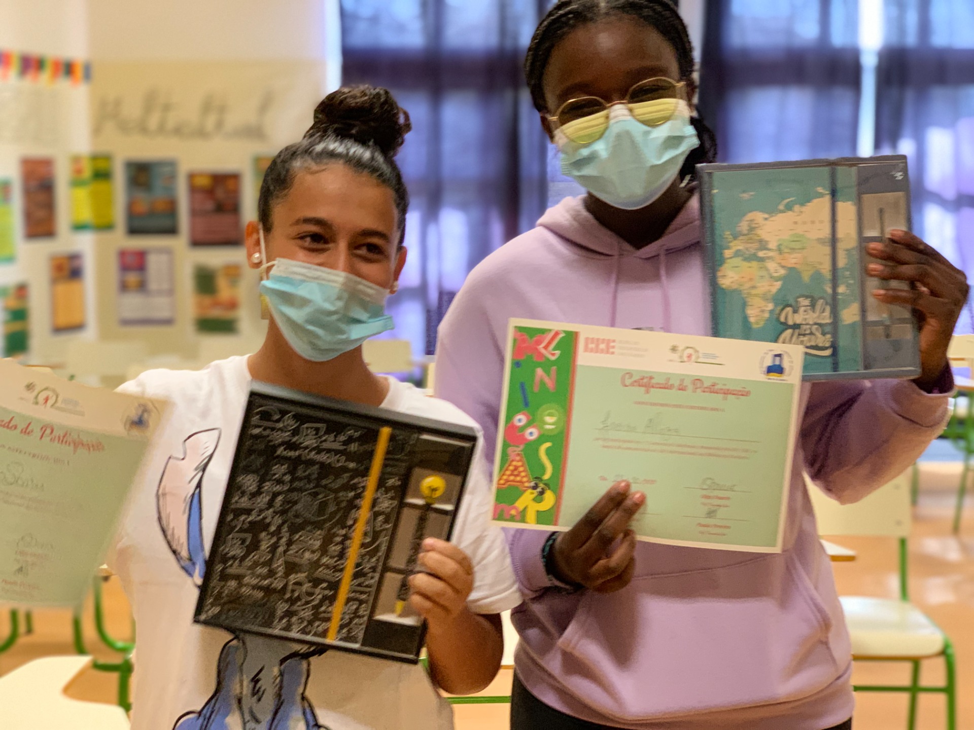 Indira Soares, da turma 9.ºA e Jacira Alviza, da turma 9.ºB, com os certificados e o prémio.